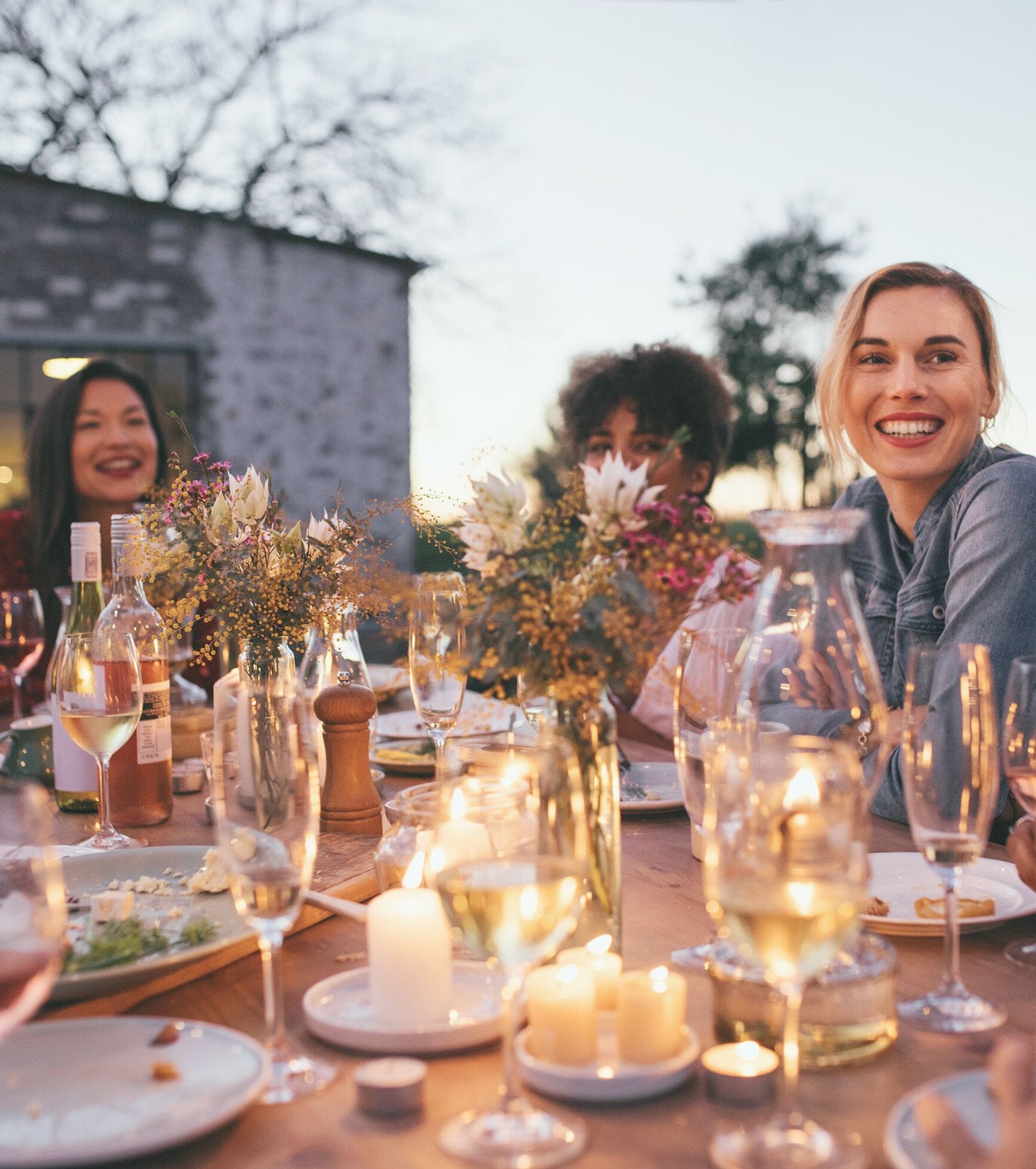 friends-dining-outside